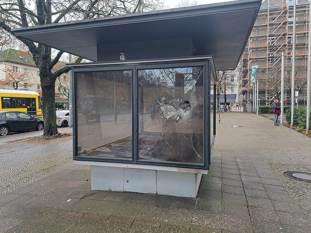 nachbarn_moabit's tweet photo. Unsere Ausstellung vor dem Rathaus Tiergarten ist letzte Nacht oder heute früh durch einen Brandanschlag zerstört worden.
https://t.co/xNC2dnjuPr https://t.co/JPtZYVQBzI