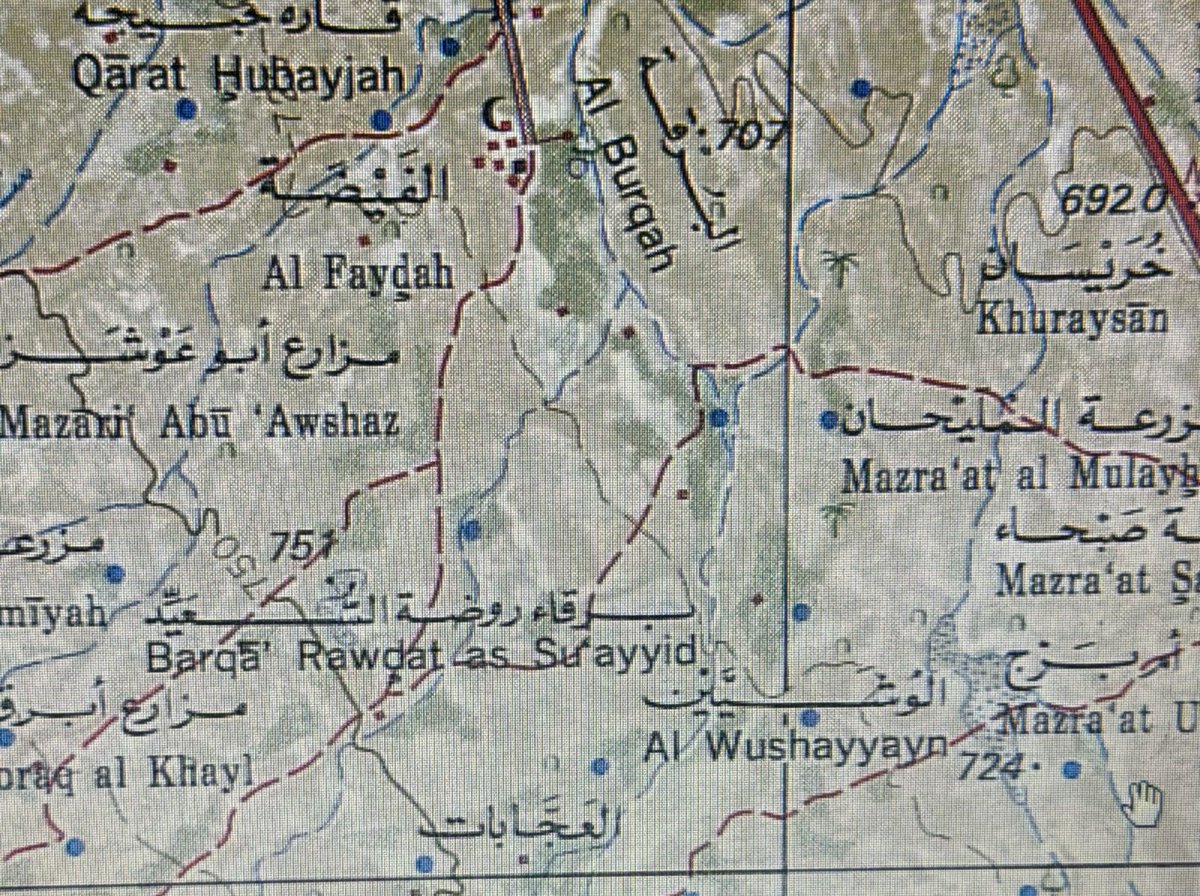عندما وقف الشاعر ناصر الحافي عند 
قبر الشيخ عياد بن مقذل ابن مروان 
شيخ قبيلة الحفاة خنقته العبرة، 
ففاضت قريحته بهذه الابيات: 

عْلّيت يا قبرٍ يمين المزارير 
قْبليّة الفيضة وعنهن شمالي 
يفرح به اللي جل ذوده مصاغير 
لا جا على اطراف الذنايب خيالي