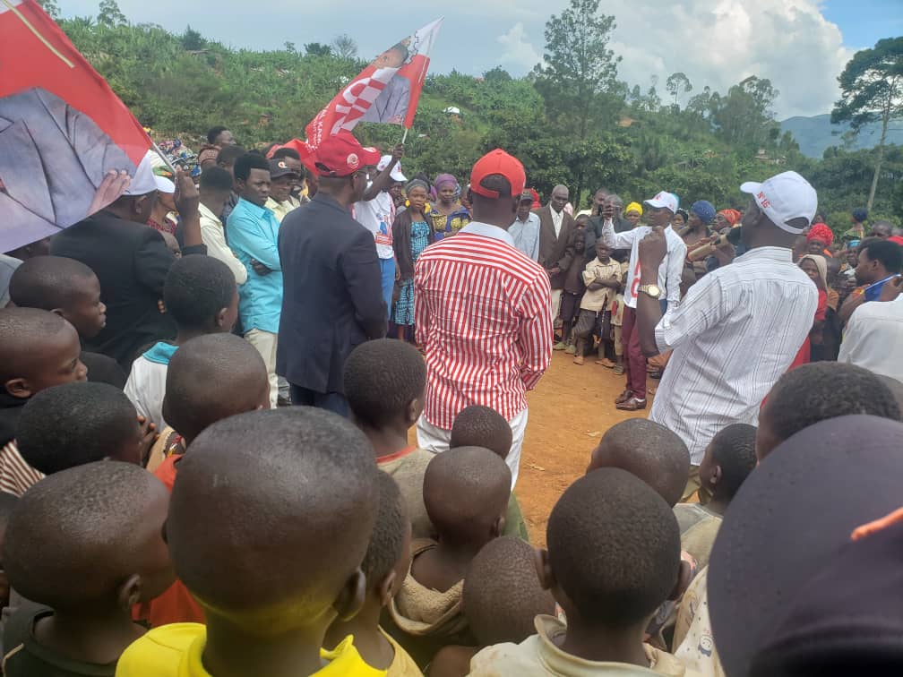 YannickNcuro243's tweet photo. Pas de repos pour le duo de la victoire, @JacquesBanywesize n°13/nationale et @JulbertShamamba n°16/provinciale en échange avec la population de mukungwe dans le Walungu profond ce dimanche 19/11/2023

@VitalKamerhe1 @BillyKambale1 @BMubonzi . ✒Cellule de Communication https://t.co/bd9DbmDRIo