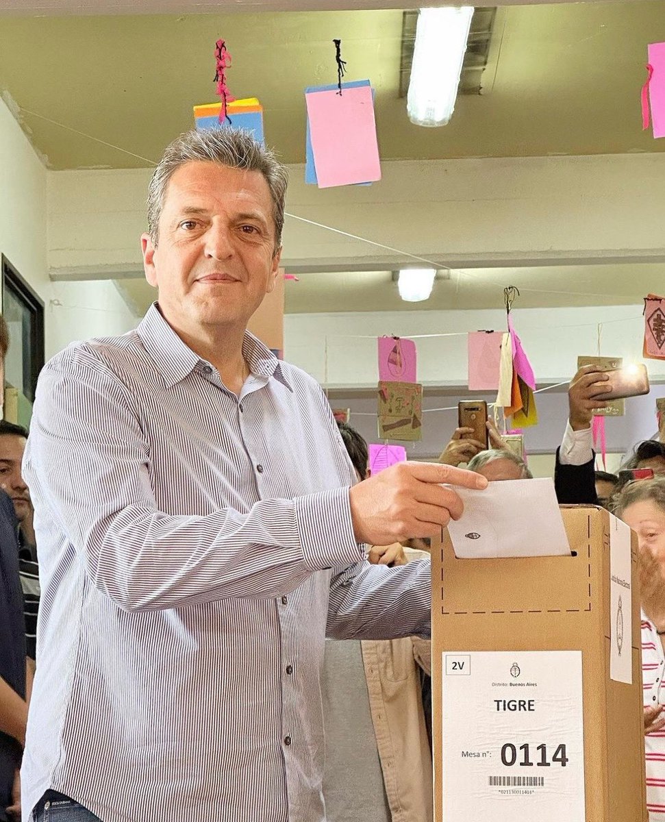 peladodelatv's tweet photo. Massa dijo que Milei quiere destruir la industria nacional. Massa hoy fue a votar con estos pantalones Dolce &amp; Gabbana importados de $1000 dólares. ✌️ https://t.co/Nt2ChjP7Kv