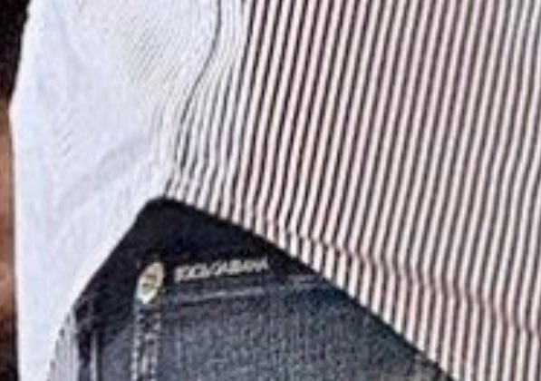 peladodelatv's tweet photo. Massa dijo que Milei quiere destruir la industria nacional. Massa hoy fue a votar con estos pantalones Dolce &amp; Gabbana importados de $1000 dólares. ✌️ https://t.co/Nt2ChjP7Kv