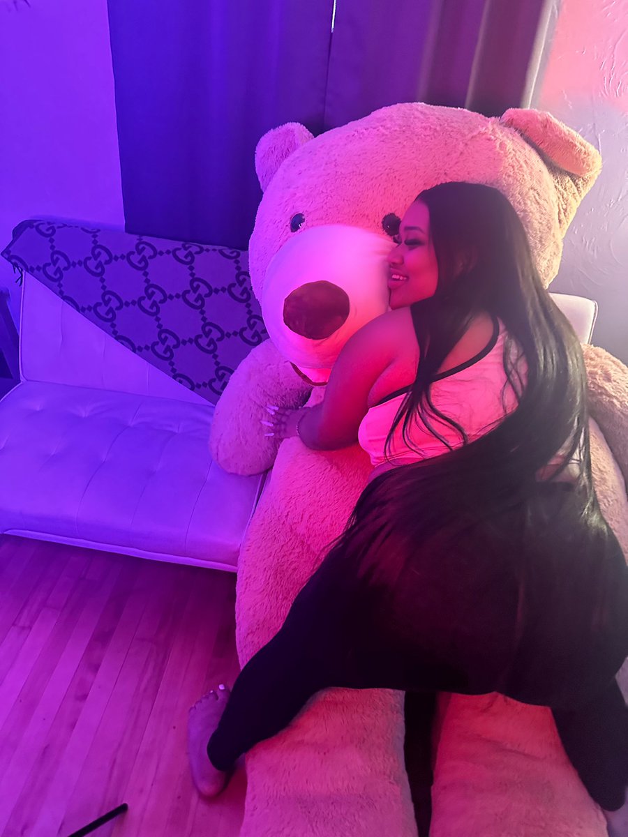 PVDBIGGIE's tweet photo. Y’all loved me and Teddy the first podcast #biggieschathouse 🧸🇩🇴 so here’s another one for you 😈 

We definitely clocked it ‼️

Things got a little messy 👀 Make sure you go see the full YouTube video @shotbydarilyn22 📸🎥

#baddieseast #zeus #pvdbiggie #bigdominican https://t.co/ZwPPqtRD5I