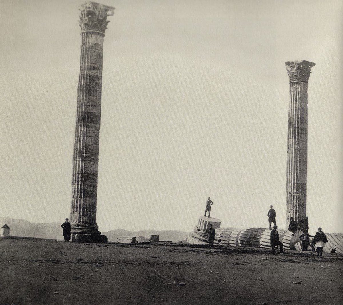 arqui_mas_'s tweet photo. Tiempo clásico
Templo de Zeus, Atenas. 1858
104 columnas corintias de 17 metros de alto. La última que se derrumbó, en la imagen, fue en 1852
#grecia #templo #templozeus #atenas #corintio #greciaclasica https://t.co/AL3HGRme5X