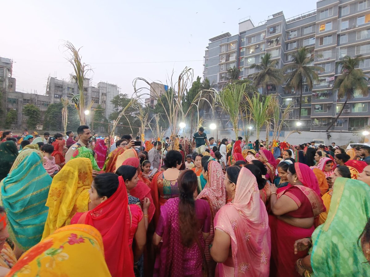 LavekarBharati's tweet photo. || छठी मैया की जय ||

आस्था, पवित्रता एवं सूर्य उपासना के महापर्व के अवसर पर वर्सोवा विधानसभा वॉर्ड 64 में #छठ_पूजा  का आयोजन किया गया ।
संगीत संध्या से वातावरण उत्साह, उल्लासपूर्ण हुआ,
व्रतियों के साथ सूर्य देव को अर्घ दिया और छठी मईया की आराधना की और आशीर्वाद लिया । सभी छठ व्रतियों को आस्था के इस पर्व पर शुभकामनाएं दी ।
इस अवसर पर मा. नगरसेविका रंजनाताई पाटील, भाजपा पदाधिकारी एवम कार्यकर्ताए उपस्थित थे |
#Versova_Vidhansabha