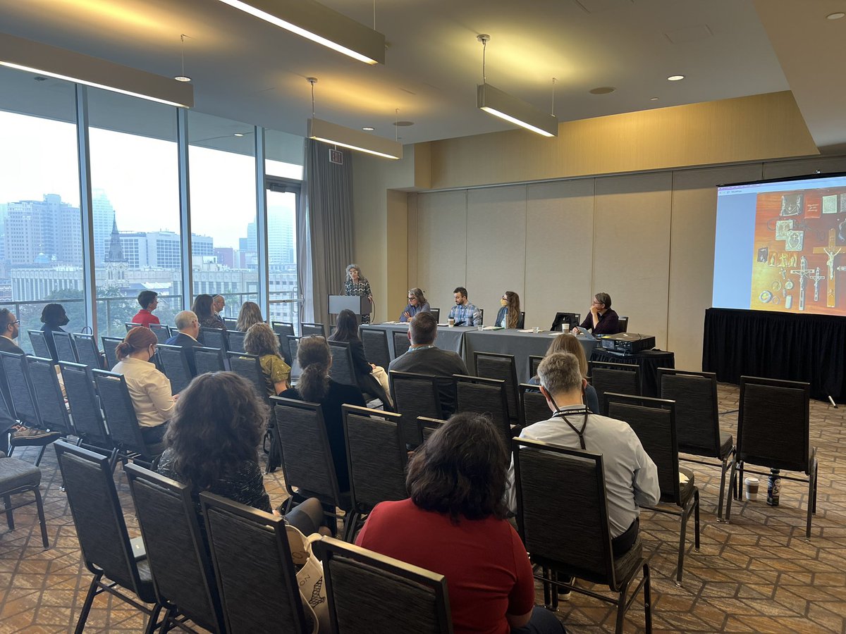 Packed room (with a great view!) for the Religion and Memory Unit session on keywords in the study of religion and memory. Fantastic presentations from @MaterializingB, <a href="/splate1/">S Brent Plate</a>, Laura Levitt, Sarah Dees, and Tyler Davis! #AARSBL23