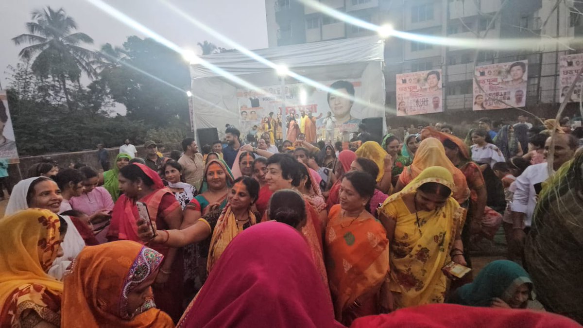 LavekarBharati's tweet photo. || छठी मैया की जय ||

आस्था, पवित्रता एवं सूर्य उपासना के महापर्व के अवसर पर वर्सोवा विधानसभा वॉर्ड 64 में #छठ_पूजा  का आयोजन किया गया ।
संगीत संध्या से वातावरण उत्साह, उल्लासपूर्ण हुआ,
व्रतियों के साथ सूर्य देव को अर्घ दिया और छठी मईया की आराधना की और आशीर्वाद लिया । सभी छठ व्रतियों को आस्था के इस पर्व पर शुभकामनाएं दी ।
 इस अवसर पर मा. नगरसेविका रंजनाताई पाटील, भाजपा पदाधिकारी एवम कार्यकर्ताए उपस्थित थे |
#Versova_Vidhansabha