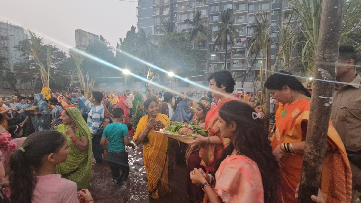 LavekarBharati's tweet photo. || छठी मैया की जय ||

आस्था, पवित्रता एवं सूर्य उपासना के महापर्व के अवसर पर वर्सोवा विधानसभा वॉर्ड 64 में #छठ_पूजा  का आयोजन किया गया ।
संगीत संध्या से वातावरण उत्साह, उल्लासपूर्ण हुआ,
व्रतियों के साथ सूर्य देव को अर्घ दिया और छठी मईया की आराधना की और आशीर्वाद लिया । सभी छठ व्रतियों को आस्था के इस पर्व पर शुभकामनाएं दी ।
 इस अवसर पर मा. नगरसेविका रंजनाताई पाटील, भाजपा पदाधिकारी एवम कार्यकर्ताए उपस्थित थे |
#Versova_Vidhansabha