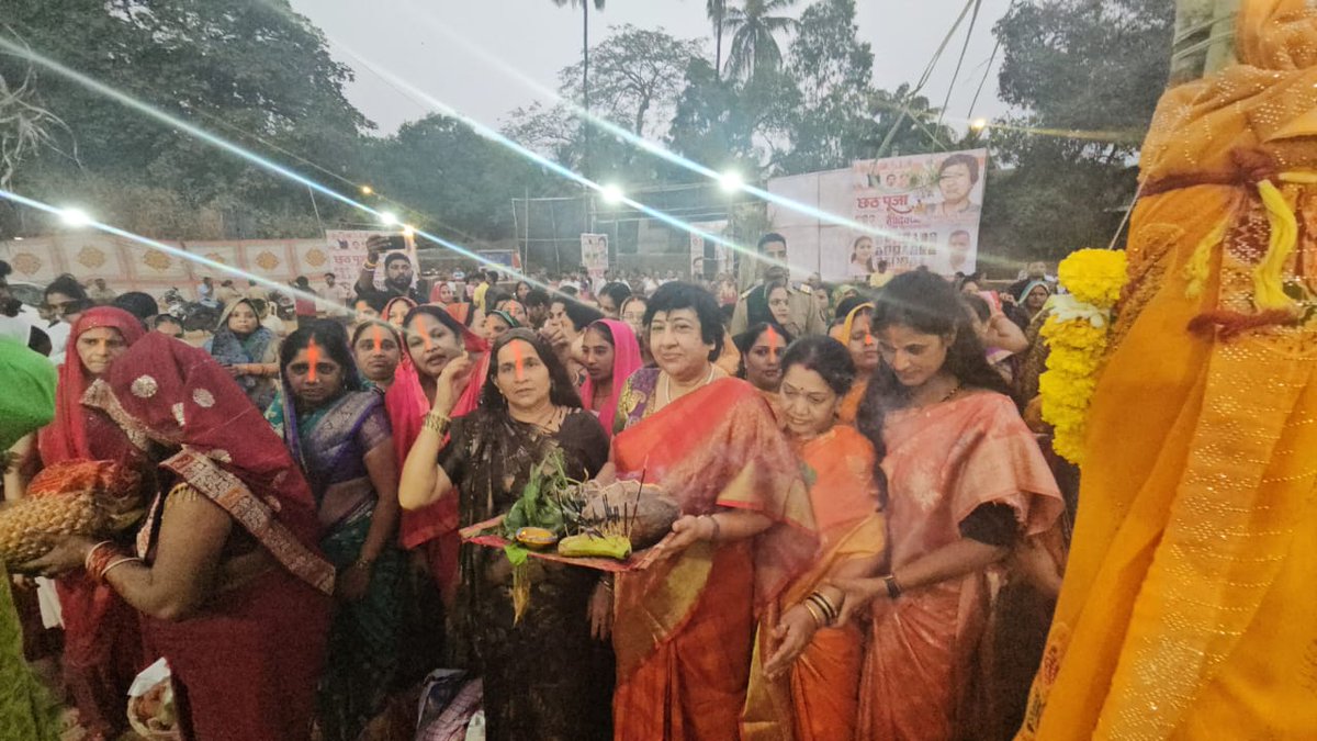 LavekarBharati's tweet photo. || छठी मैया की जय ||

आस्था, पवित्रता एवं सूर्य उपासना के महापर्व के अवसर पर वर्सोवा विधानसभा वॉर्ड 64 में #छठ_पूजा  का आयोजन किया गया ।
संगीत संध्या से वातावरण उत्साह, उल्लासपूर्ण हुआ,
व्रतियों के साथ सूर्य देव को अर्घ दिया और छठी मईया की आराधना की और आशीर्वाद लिया । सभी छठ व्रतियों को आस्था के इस पर्व पर शुभकामनाएं दी ।
 इस अवसर पर मा. नगरसेविका रंजनाताई पाटील, भाजपा पदाधिकारी एवम कार्यकर्ताए उपस्थित थे |
#Versova_Vidhansabha