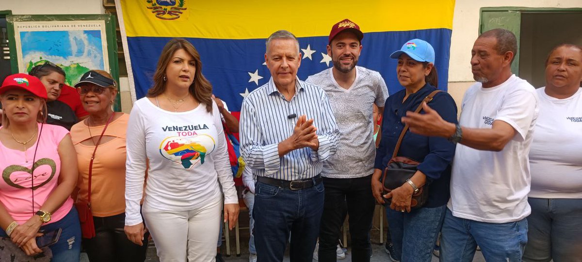 En familia junto a mi esposa @GabrielaEsSucre, mi hijo y el Gobernador @HectoRodriguez, participamos en el #SimulacroElectoral por Venezuela en defensa del Esequibo, rumbo al 3 de diciembre donde reafirmaremos ante el mundo que el Esequibo es de todos los venezolanos