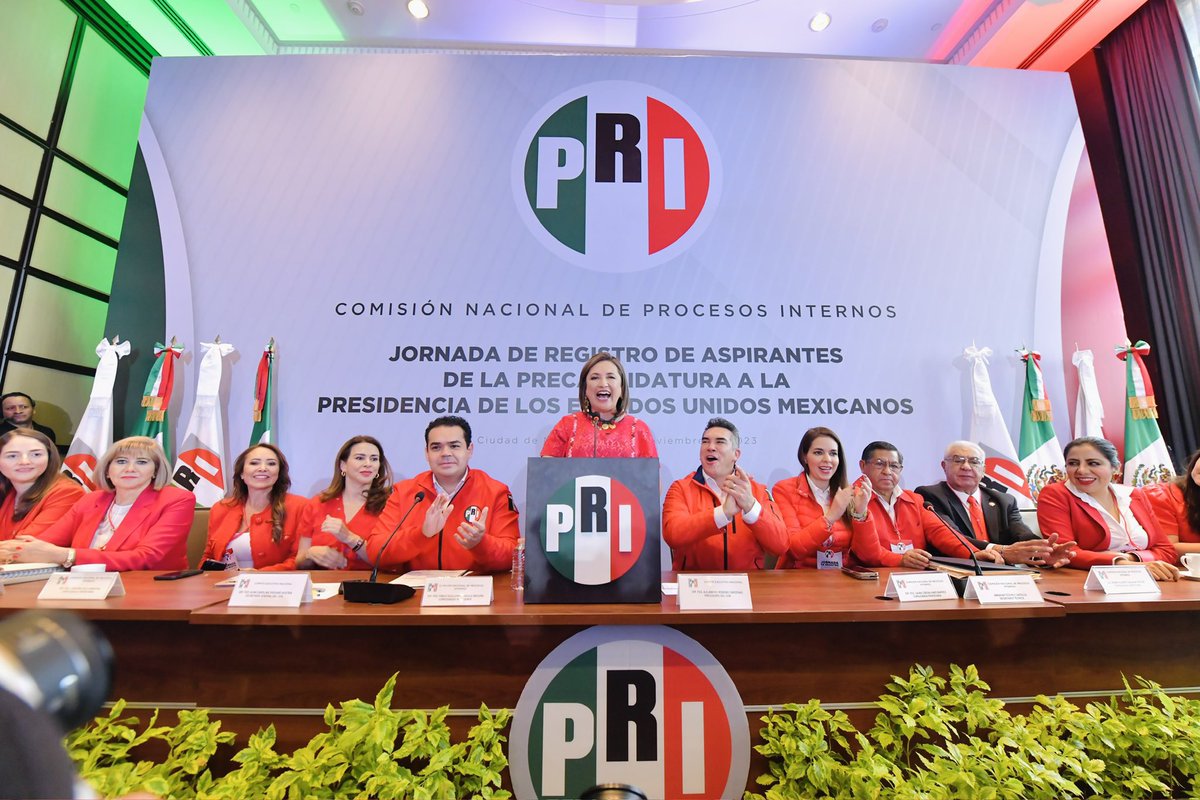 yanez_arturo's tweet photo. Hoy se llevó a cabo el registro de nuestra estimada y querida @XochitlGalvez como aspirante de la precandidatura a la Presidencia de los Estados Unidos Mexicanos.
Estamos fuertes, y listos para caminar juntos en la lucha por #México este 2024. 🔴👊🏻💪🏼
#DurangoPresente https://t.co/BZvs7HfIqO