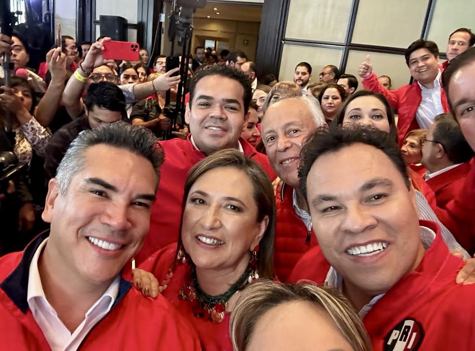 yanez_arturo's tweet photo. Hoy se llevó a cabo el registro de nuestra estimada y querida @XochitlGalvez como aspirante de la precandidatura a la Presidencia de los Estados Unidos Mexicanos.
Estamos fuertes, y listos para caminar juntos en la lucha por #México este 2024. 🔴👊🏻💪🏼
#DurangoPresente https://t.co/BZvs7HfIqO