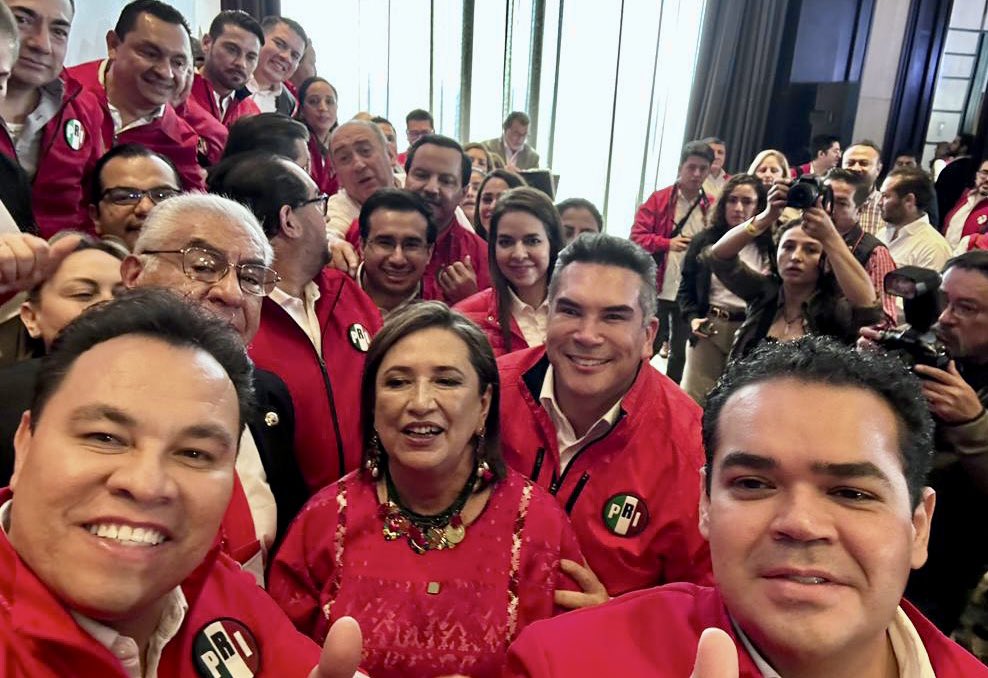 yanez_arturo's tweet photo. Hoy se llevó a cabo el registro de nuestra estimada y querida @XochitlGalvez como aspirante de la precandidatura a la Presidencia de los Estados Unidos Mexicanos.
Estamos fuertes, y listos para caminar juntos en la lucha por #México este 2024. 🔴👊🏻💪🏼
#DurangoPresente https://t.co/BZvs7HfIqO