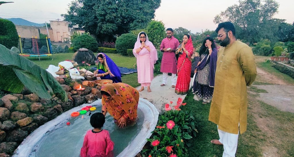rajrajendrasng's tweet photo. सूर्या उपासना के महापर्व छठ पूजा के संध्या अर्घ के दिन आज अस्तलगामी सूर्य देव की उपासना के साथ छठ का दूसरा दिन पूर्ण हुआ। 

हे छठी मईया 🙏

#ChhathPooja #छठ_पूजा 
#chhathpuja2023 #chhath #bihar #छठ https://t.co/kwmM95oMfO