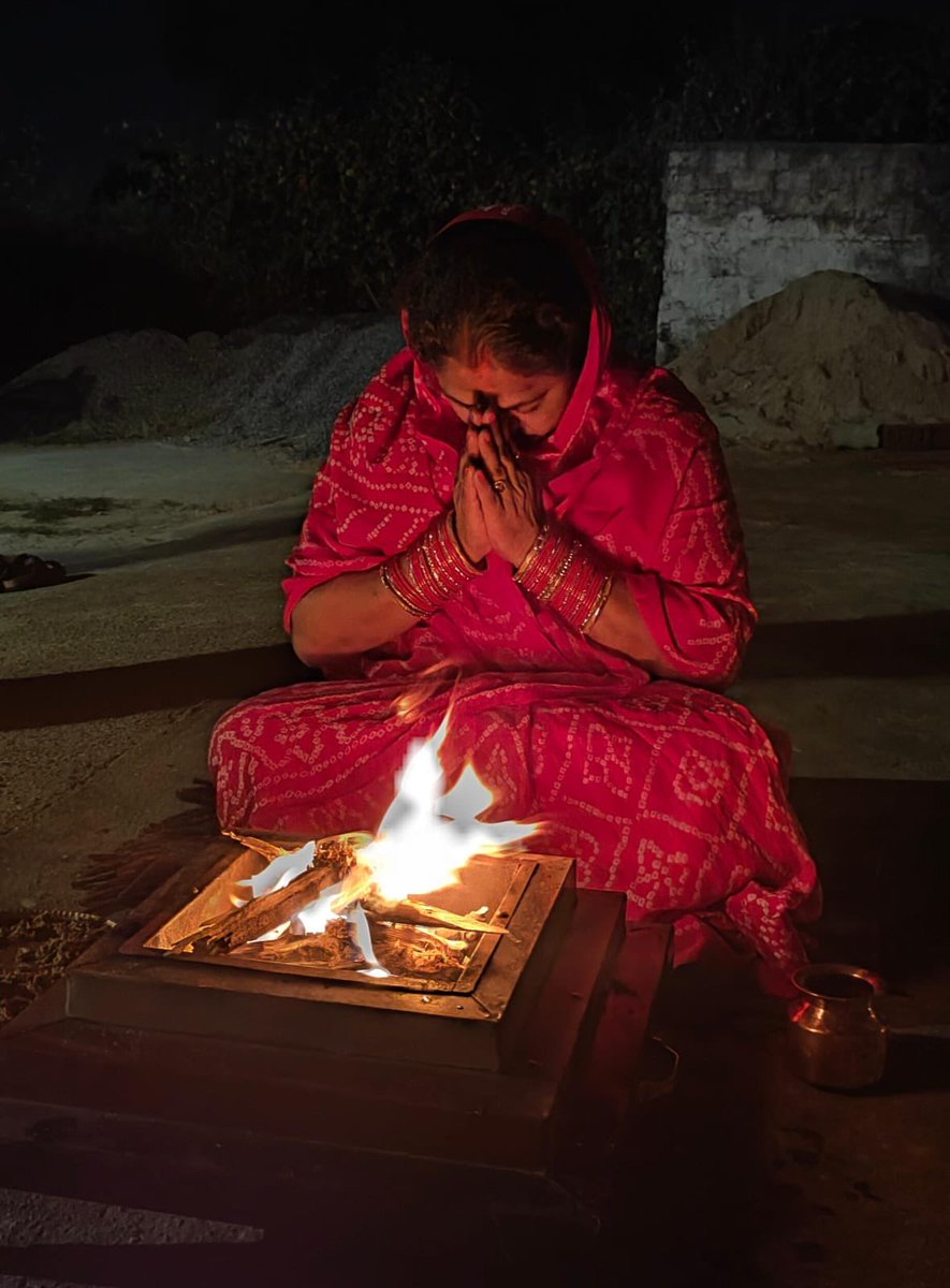rajrajendrasng's tweet photo. सूर्या उपासना के महापर्व छठ पूजा के संध्या अर्घ के दिन आज अस्तलगामी सूर्य देव की उपासना के साथ छठ का दूसरा दिन पूर्ण हुआ। 

हे छठी मईया 🙏

#ChhathPooja #छठ_पूजा 
#chhathpuja2023 #chhath #bihar #छठ https://t.co/kwmM95oMfO