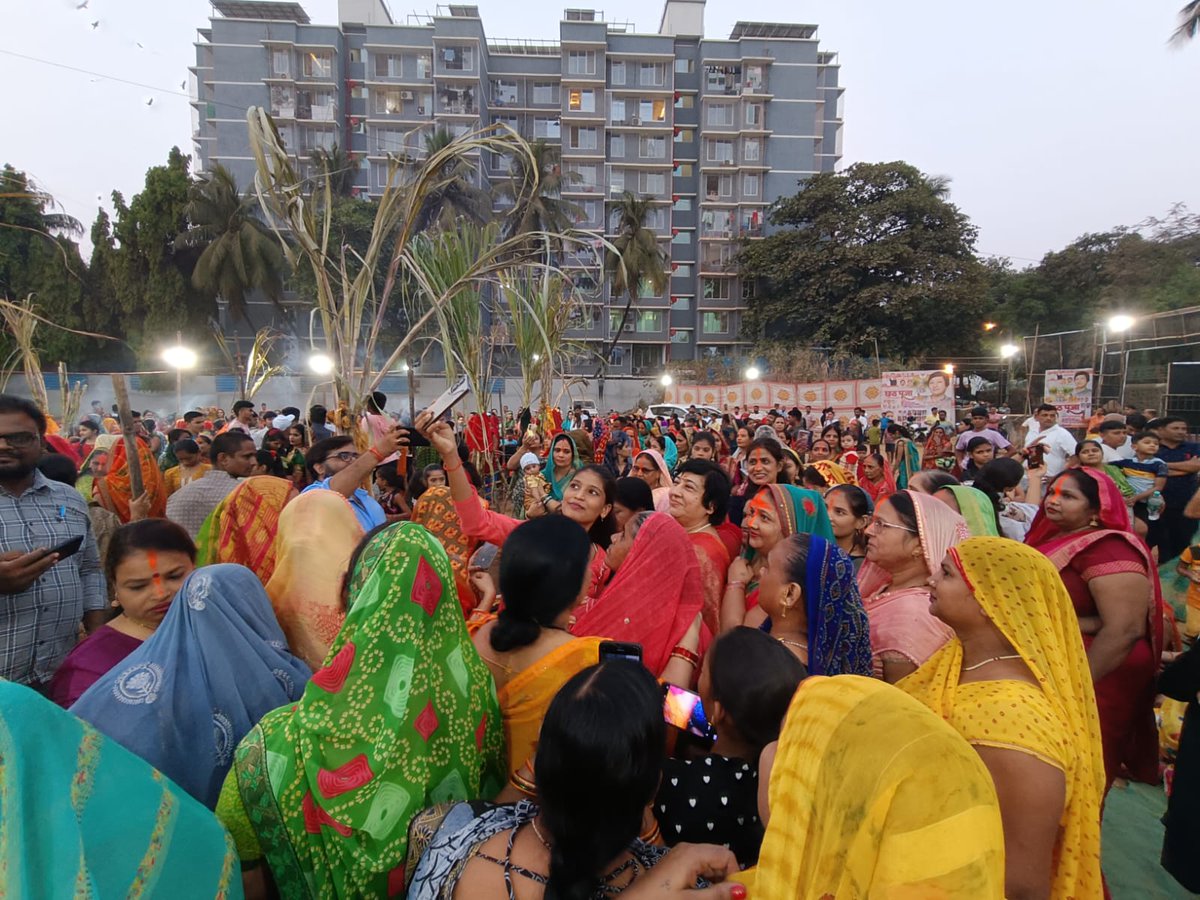 LavekarBharati's tweet photo. || छठी मैया की जय ||

आस्था, पवित्रता एवं सूर्य उपासना के महापर्व के अवसर पर वर्सोवा विधानसभा वॉर्ड 64 में #छठ_पूजा  का आयोजन किया गया ।
संगीत संध्या से वातावरण उत्साह, उल्लासपूर्ण हुआ,
व्रतियों के साथ सूर्य देव को अर्घ दिया और छठी मईया की आराधना की और आशीर्वाद लिया । सभी छठ व्रतियों को आस्था के इस पर्व पर शुभकामनाएं दी ।
इस अवसर पर मा. नगरसेविका रंजनाताई पाटील, भाजपा पदाधिकारी एवम कार्यकर्ताए उपस्थित थे |
#Versova_Vidhansabha
