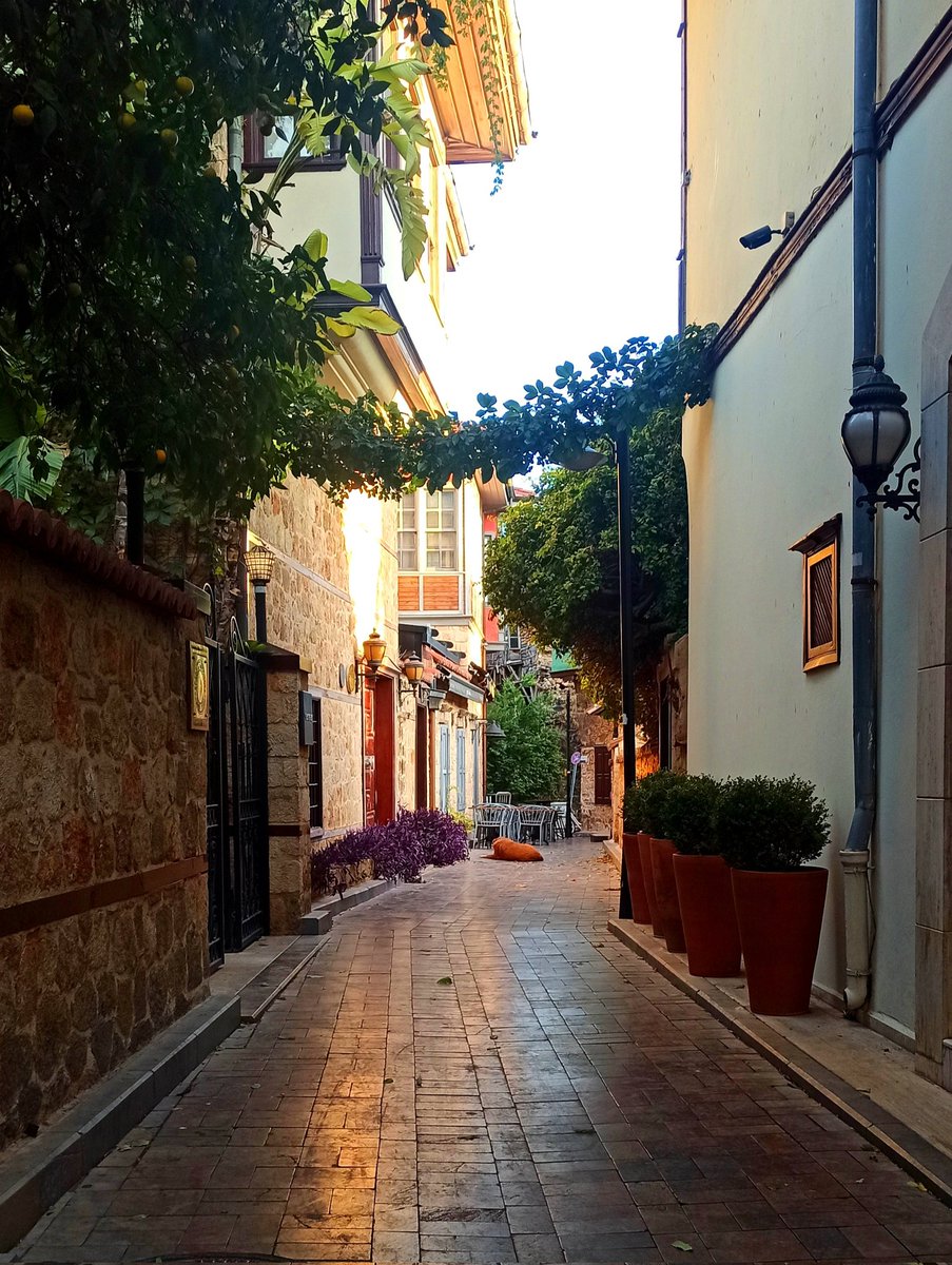 Bu şehirde uzun uzun yürüyeceksin 😌  
Harika manzaralar, böyle kartpostallık sokaklar ☺️ #negüzelsinAntalya  
<a href="/kaleicioldtown/">Kaleiçi Old Town</a>