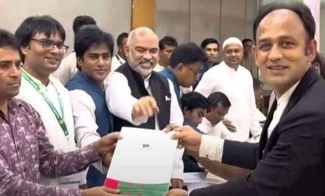 আওয়ামী লীগের মনোনয়ন নিলেন ব্যারিস্টার সুমন