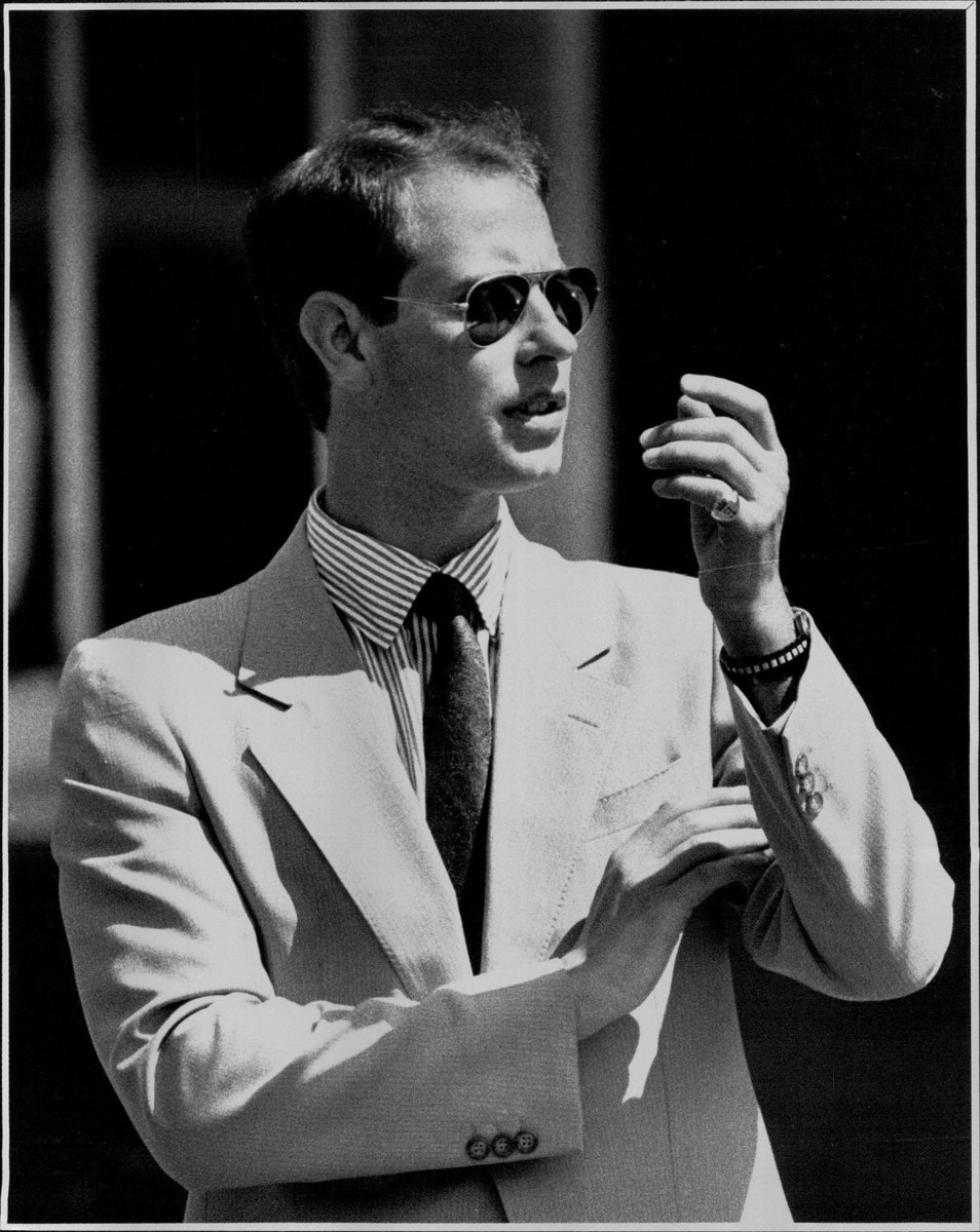 littlemuoitom's tweet image. #BeautifulShot and literally a Ray-ban commercial 😎✨

The Duke of Edinburgh (then The Prince Edward) at Newcastle, Australia in 1990.

📸 by Peter Rae / Fairfax Media via Getty