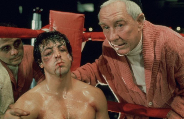 ThePhantomastic's tweet photo. «¿Cómo que no puedes? ¡No existe el no puedes, esa frase no existe!». Sly repite hilo ante la gran acogida de Acorralado (1982). Si Rambo es uno de los personajes más célebres que vive en la memoria colectiva, creo que el potro italiano es lo máximo. ¡Rocky! (1976) 🧵🧵 https://t.co/RA67cIlPjd