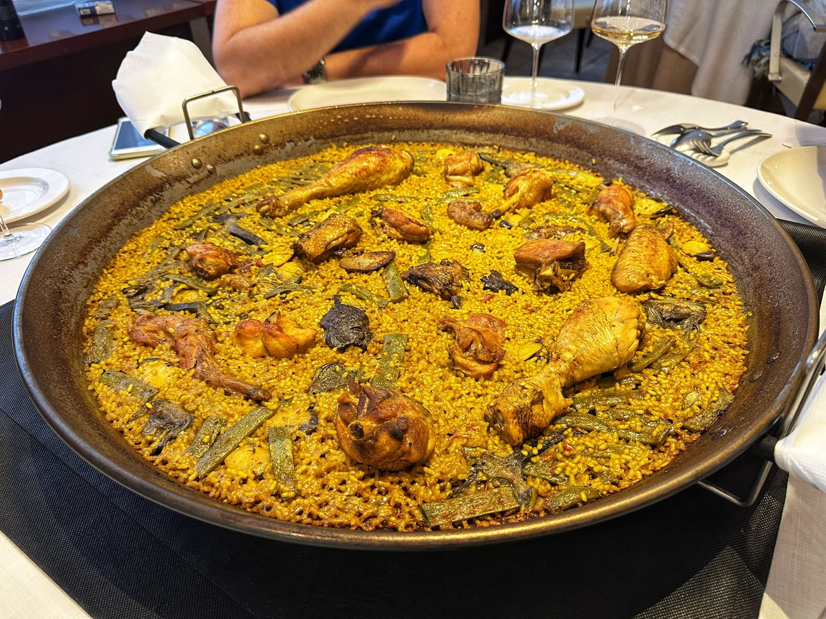 No se me ocurre mejor plan de domingo que pegarse un salto al Hotel Rioja (Benissanó). Paella excelsa, quisquilla dulce y perfecta de punto, unas cocochas para quedarse a vivir... De morirse la carta de vinos a unos precios que, además, invitan a abrir varias botellas.