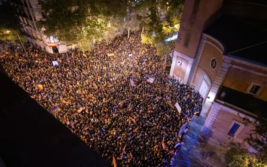 GuillermoRocaf1's tweet photo. Recordad! La @policia de @sanchezcastejon GASEÓ a toda esta población en #FERRAZ.
Y no consta que ni uno solo haya dimitido ni ejercido su objeción de conciencia a esta #Atrocidad... https://t.co/J4treuIw05