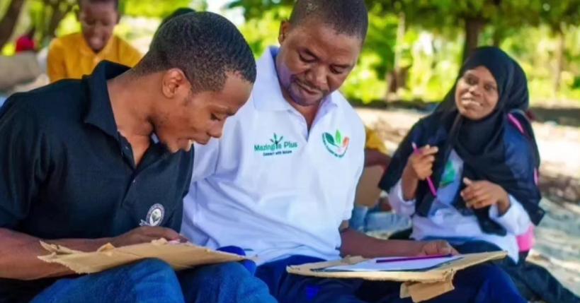 econurture_co's tweet photo. Building our future environmental champions🌿☘️♻️ Save the Ocean, save the Kids was not only an inspiring event to the kids, rather brought kids together and explore ways to conserve the ocean, one being art painting that motivated kids alot. https://t.co/ZDPVQijb1i