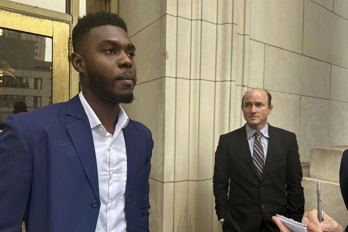 LuckNews88's tweet photo. 📣Yon gwoup 5 Ayisyen🇭🇹deside trennen Eta Indiana🇺🇸Lajistis pou diskriminasyon. Nan dokiman plent lan, imigran sa yo atake yon lwa otorite yo adopte, kote yo entèdi Ayisyen ki vini nan #PwogramBiden yo pou yo fè pèmi kondui ak kat idantite, alòske yo kite🇺🇦 Ikrenyen yo fèl san pwoblèm. Atravè aksyon sa a, Ayisyen yo di yo vle pou lwa sa bay menm posiblite a tout moun. Jeffson Saint-Hilaire, 25 lane, se youn nan moun ki pote plent yo. Li di se lavi yo vin chache menm jan ak Ikrenyen yo. Vandredi pase, gen yon Jij federal ki tande plenyan yo, e pwomèt pou pran yon desizyon nan yon dat ki poko fikse.✍🏾Sous | @AP