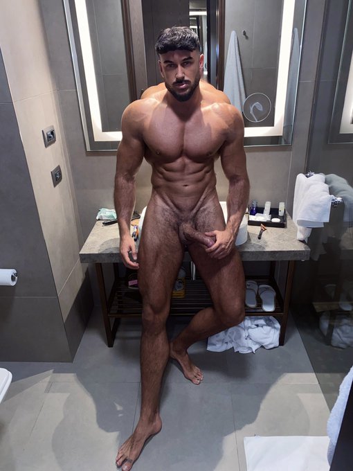 Who wanna join me in my hotel room?👀 https://t.co/aSXzjrkfkw