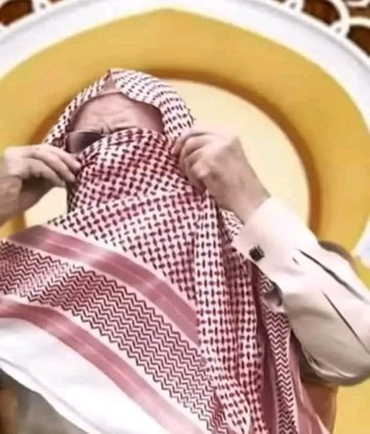 أتقولُ جاهدْ بالسُّننْ
أتقولُها! ولمن؟! لمنْ؟!

يا لعبة السلطانِ قل لي
كم قبضتَ من الثمنْ

ما أنت من أهل الجها د
ولست من أهل السنن

فاقعد إذا قام الرجالُ
وغُضّ طرفَك واصمُتَنْ

أ. محمد المزوغي