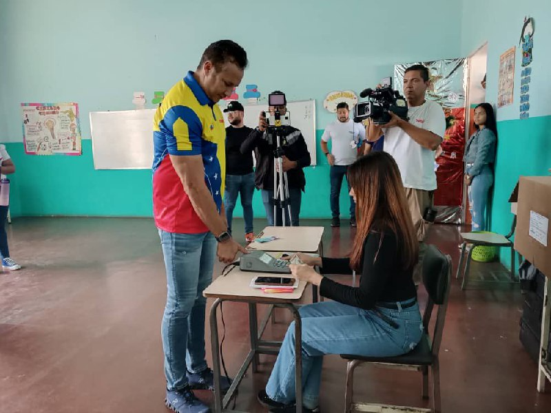 Gob_Guarico's tweet photo. #AlMomento🔴 El gobernador @josemvasquez es protagonista de un acto histórico para la soberanía nacional. Cumple su deber como ciudadano y manifiesta su compromiso por la patria.

¡El líder regional también dice 5 veces SÍ!

#Guárico
#SimulacroElectoral
#GuáricoProgresa https://t.co/v7oFJT1MVn