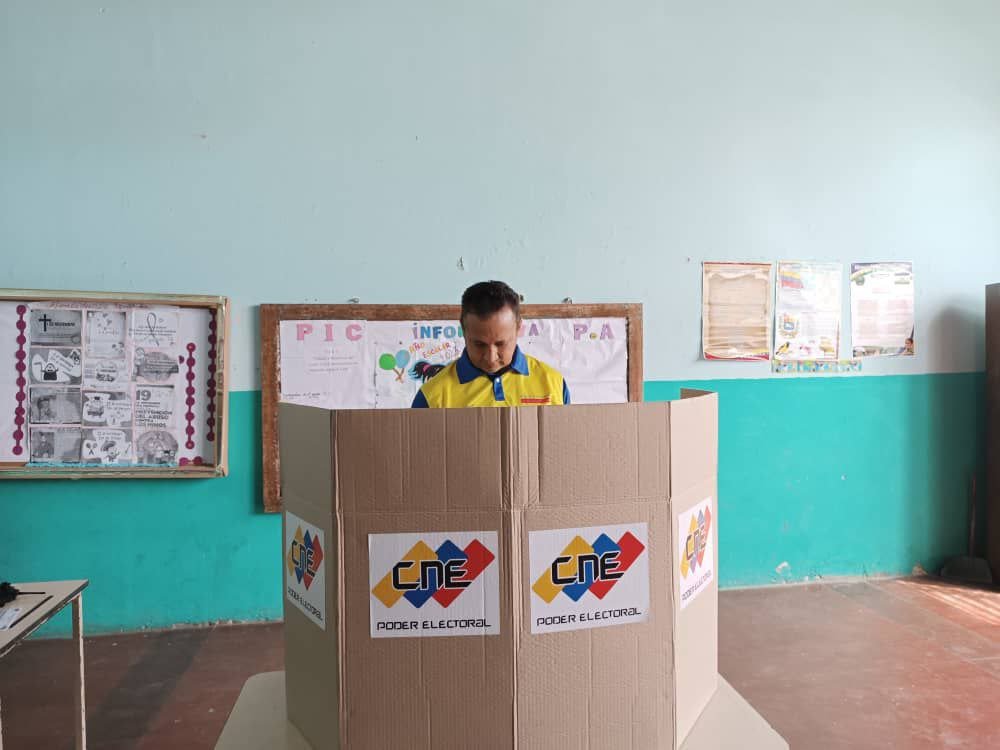 Gob_Guarico's tweet photo. #AlMomento🔴 El gobernador @josemvasquez es protagonista de un acto histórico para la soberanía nacional. Cumple su deber como ciudadano y manifiesta su compromiso por la patria.

¡El líder regional también dice 5 veces SÍ!

#Guárico
#SimulacroElectoral
#GuáricoProgresa https://t.co/v7oFJT1MVn