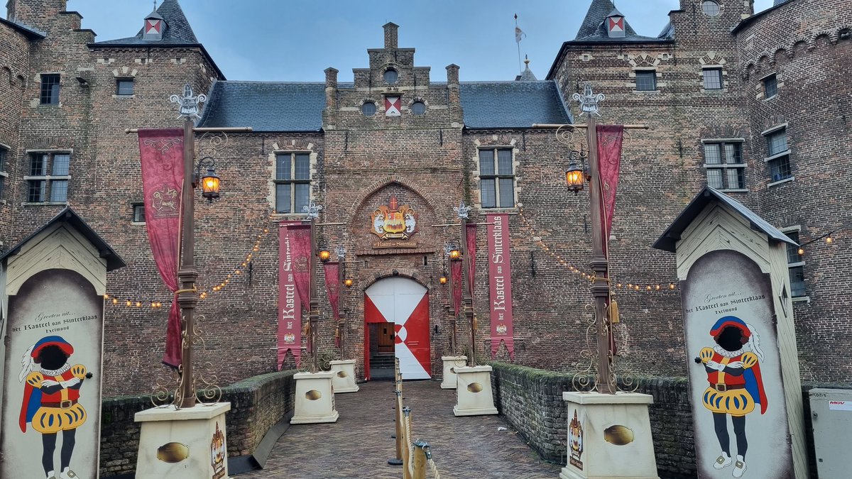 Het kasteel van Sinterklaas 
#Helmond 

@MuseumHelmond @weblog_Helmond  @ditisonzewijknl @omroepbrabant
