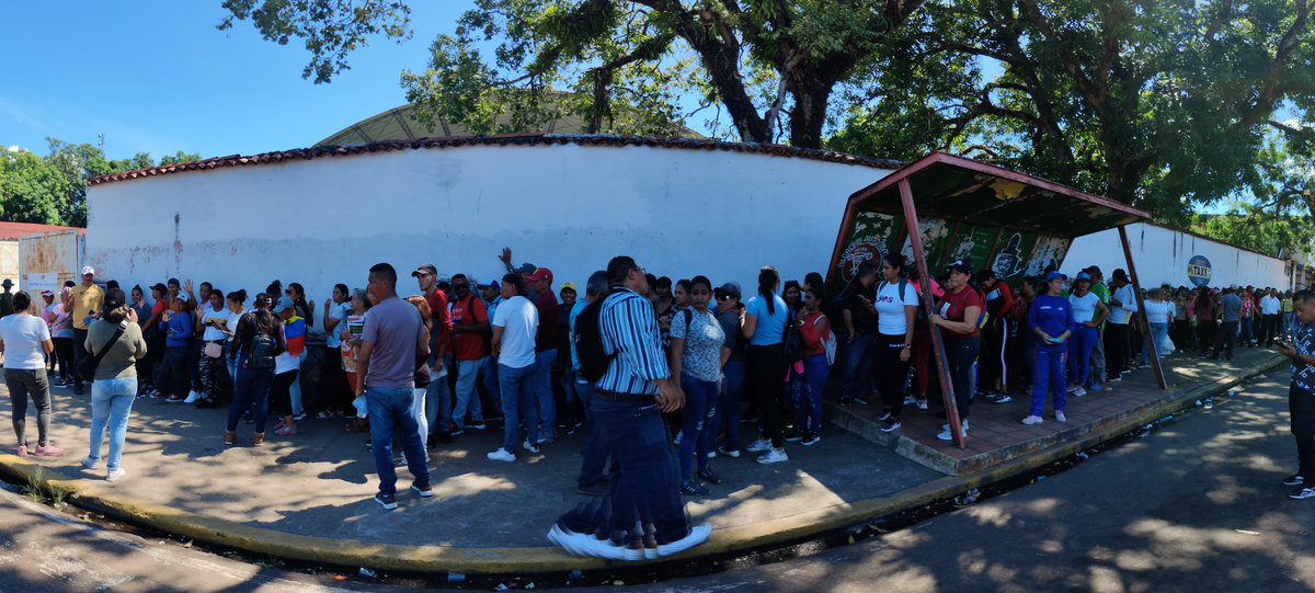 FiramrAmazonas's tweet photo. #Firamr
Así se mantiene la participación de la población de #Amazonas a esta hora en el #SimulacroElectoral del Referendum Consultivo por nuestro #Esequibo venezolano
@NicolasMaduro
@Mippcivzla
@Mincyt_VE
@luchaalmada
@Gabrielasjr https://t.co/BFX9fb5TBT