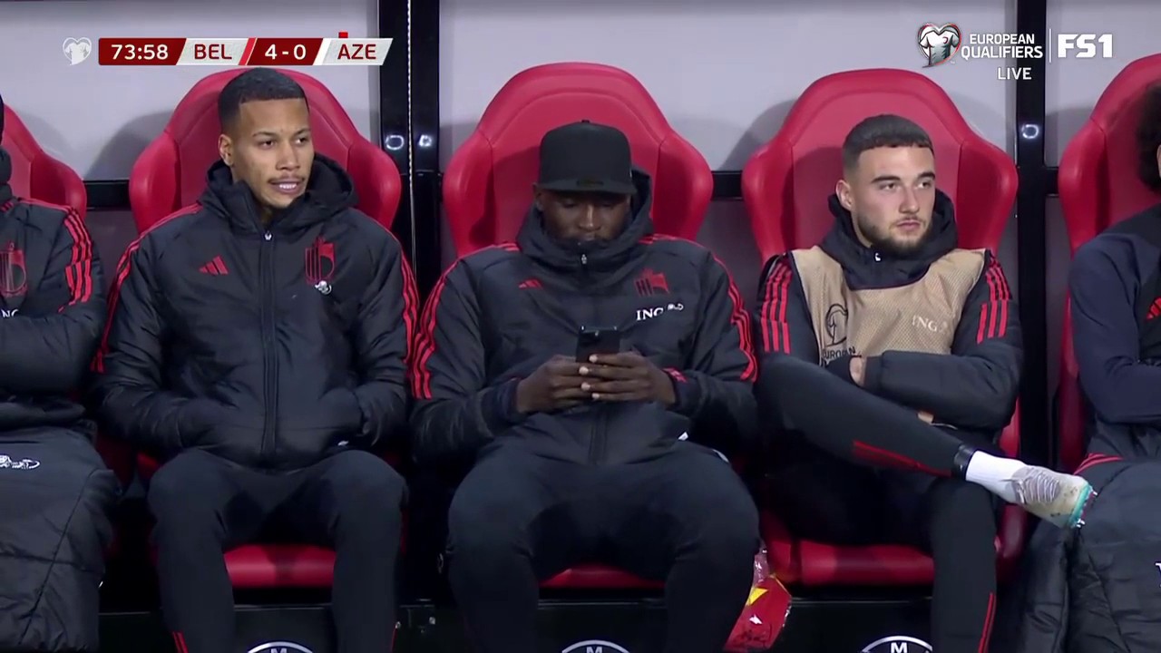 Romelu Lukaku is on the bench just chilling 😂📱