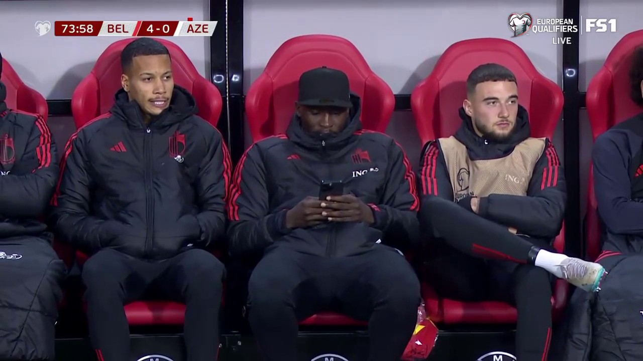 Romelu Lukaku is on the bench just chilling 😂📱