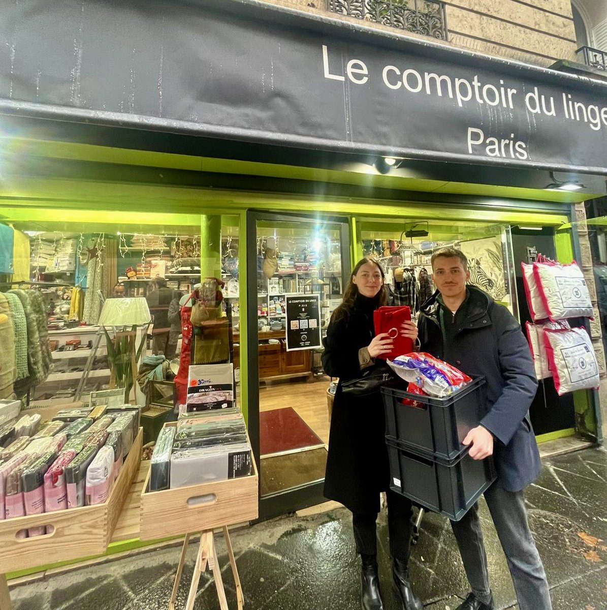 lacommu20's tweet photo. 📸Retour en images sur la première journée de collecte solidaire de la Commu’ avec pour objectif de récolter et d’offrir des cadeaux aux personnes en difficultés. 

Un grand merci aux commerçants et habitants du 20e ayant fait des dons, et aux bénévoles mobilisés 👏

#solidarité https://t.co/SfkyQKtUoR