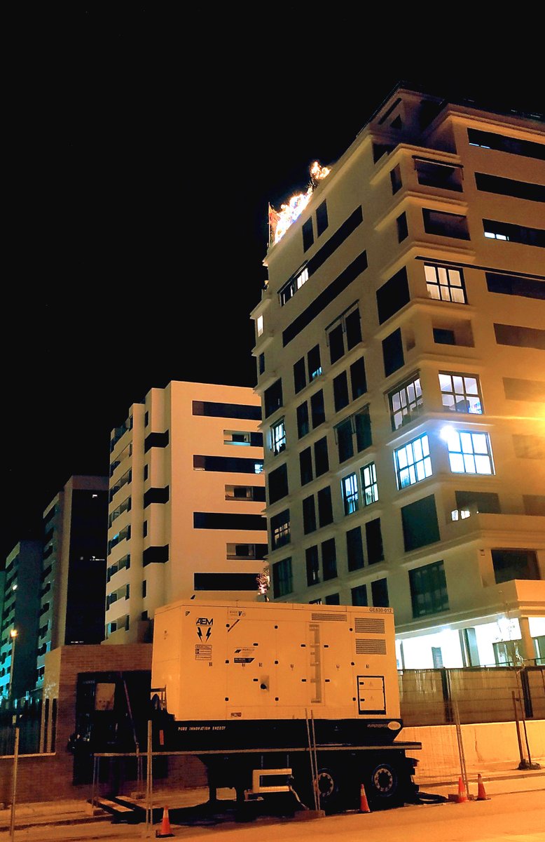 ¡Ajá! El truco del ático navideño 🎄de #ElCañaveral está en un generador de corriente en la calle 🤣