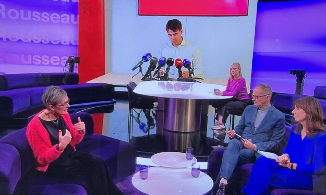VL_SanchoPanza's tweet photo. Dit een een veelzeggende, foute “familie” foto van een duidingsprogramma dat op een hallucinante manier misbruikt werd als podium voor een beschamende &amp; slecht geacteerde tragedie die met medelijden stout Maateke moest rehabiliteren. Zonder verzet v @lisimbo of @lievenverstrae1 . https://t.co/u21wjG8u8H