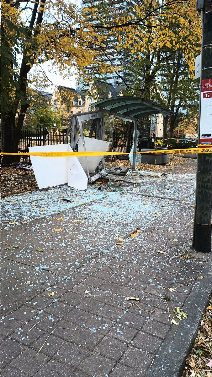 Saw this #TTC bus shelter destroyed on Bay just north of Wellesley. Guessing the bus shelter wasn't wearing hi-viz? ¯\_(ツ)_/¯ #TOpoli