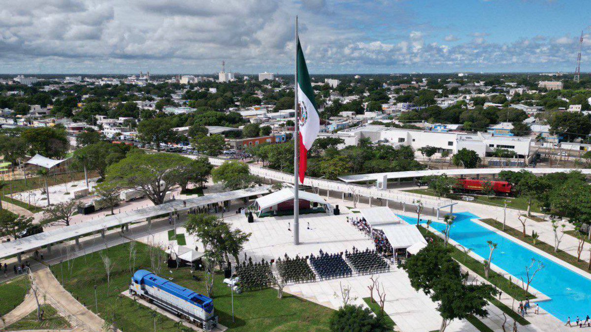 MauVila's tweet photo. Junto con el Presidente @lopezobrador_ inauguramos el Parque de #LaPlancha, un nuevo pulmón verde para las familias yucatecas con más de 3 mil árboles sembrados y atractivo turístico, recuperando después de más de 30 años un terreno abandonado en #Mérida resultado del trabajo en equipo entre el @GobYucatan, @GobiernoMX, @SEDENAmx y @AyuntaMerida. Cuenta con:

✅ Áreas verdes, 4 áreas de juegos infantiles, andador techado en todo el parque, lago artificial con más de 13 mil metros cuadrados y malecón. 

✅ Mercado gastronómico, parque de mascotas, skatepark, gimnasio al aire libre, zonas deportivas y ciclopista, así como venta de artesanías impulsando a las y los artesanos de nuestro estado.

✅ El Museo de la Luz, el Museo del Ferrocarril y un anfiteatro con capacidad para 10 mil personas. (1/2)