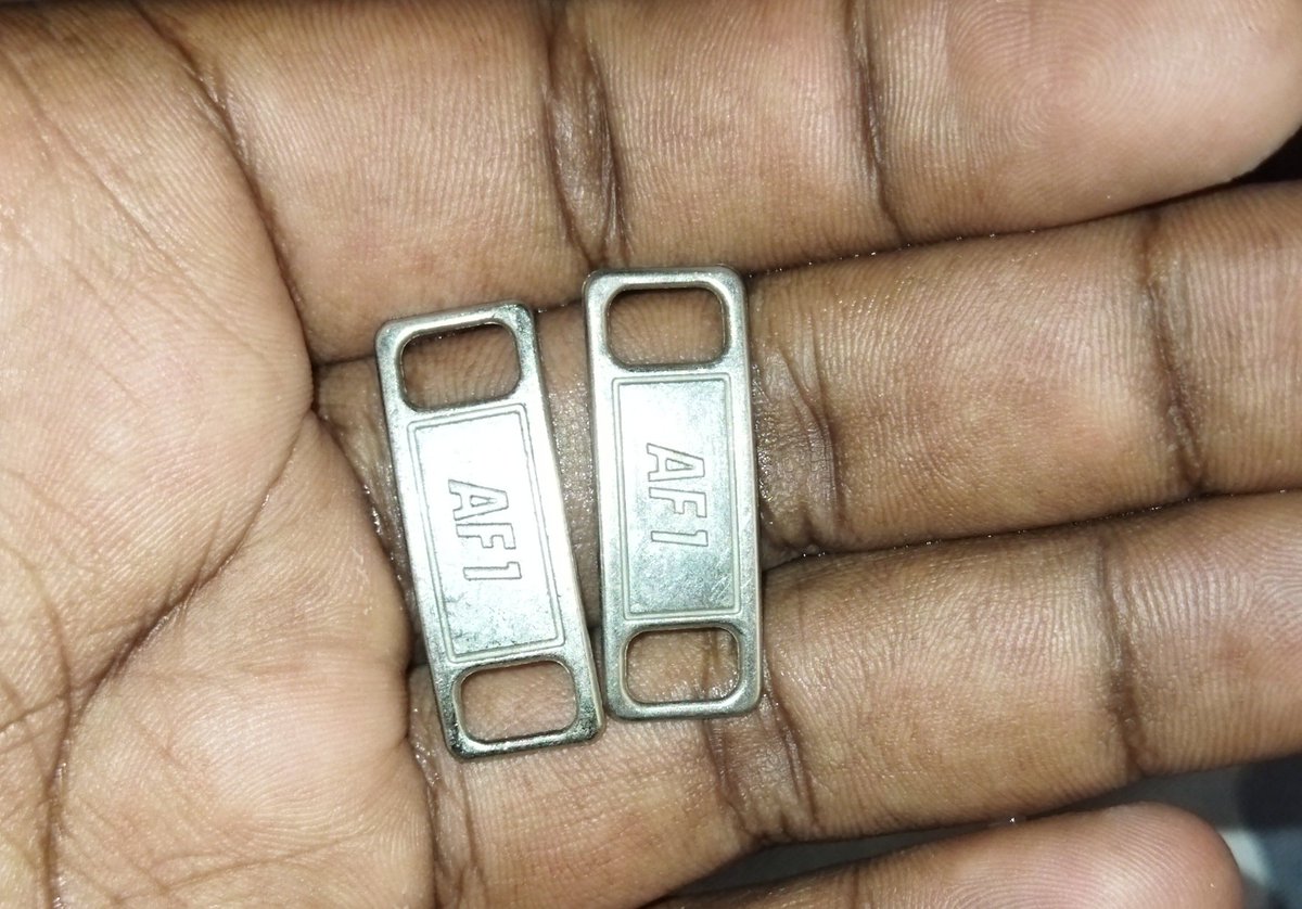 Mzee leta pesa nikuuzie hizi chuma origi juu kiatu ni fake 🤦😂