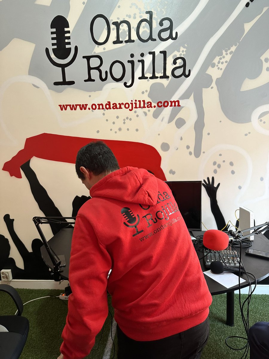 Y que nos decís de las sudaderas tan chulas que nos han hecho los amigos de <a href="/IdeamoPubli/">Ideamos Publicidad</a> 🔝
Parecemos profesionales y todo🤣
Gracias a todos por escucharnos hoy!
#OndaRojilla #TuEquipoTuRadio #RojoYNegro