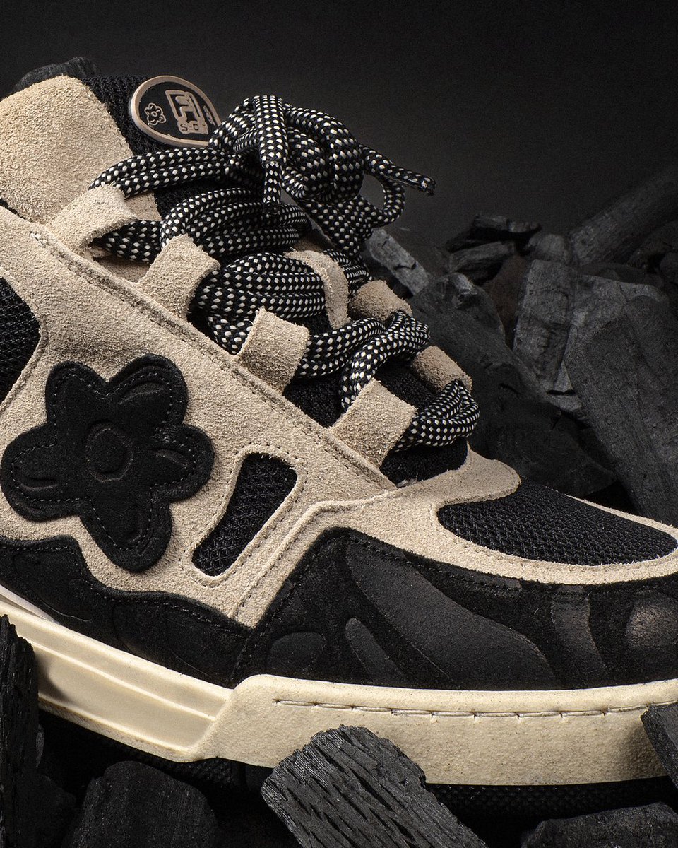 We are proud to introduce the next "BLACK TAR" sneakers which will be released on Sunday 26 November at 8pm.

Worldwide shipping
Size from 36 to 46 EU
Very limited
220€ - Free worldwide shipping
#sneakers #sneakerhead