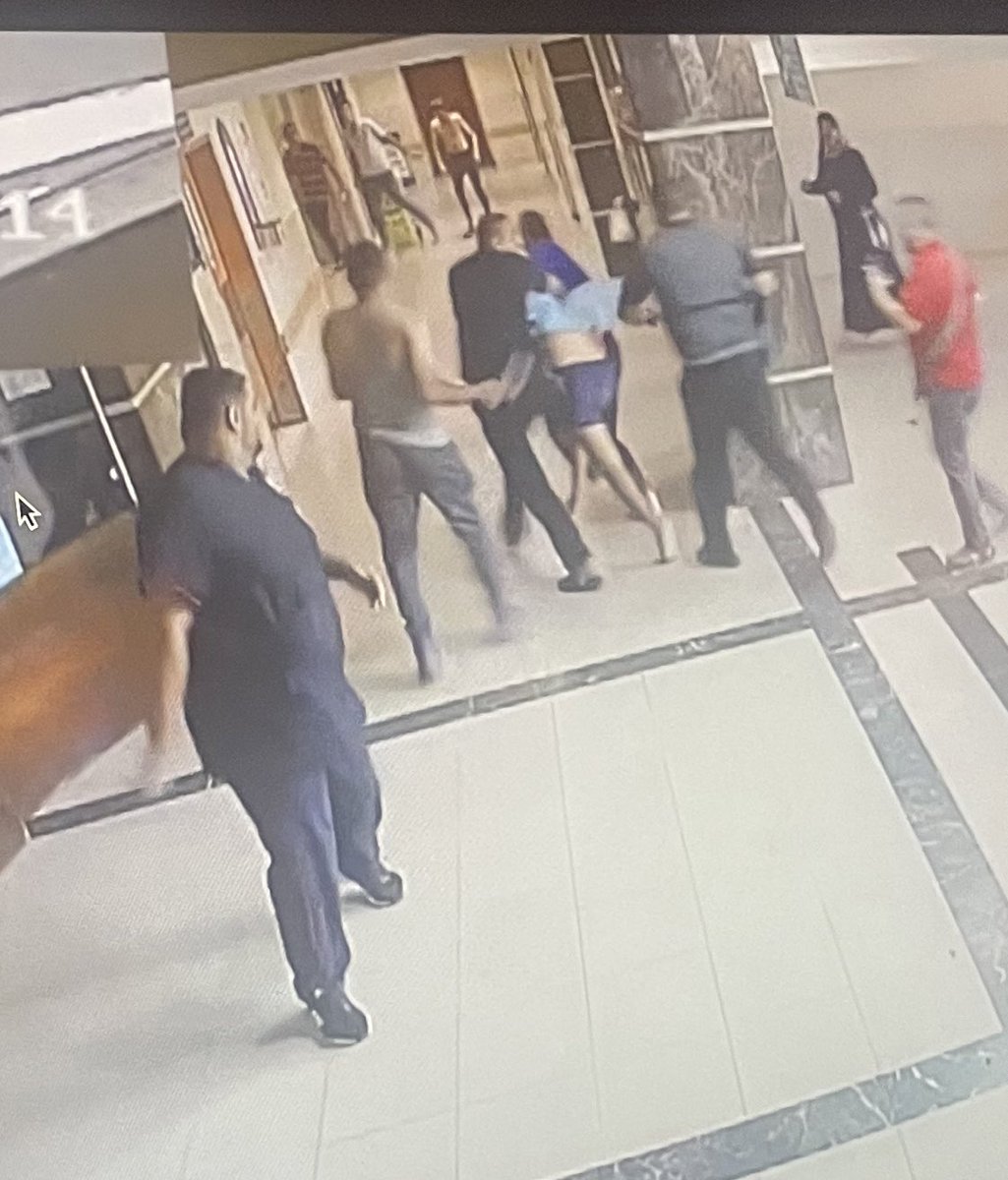 Die IDF veröffentlicht gerade Aufnahmen aus dem Shifa-Krankenhaus in Gaza vom 07.10.23 auf denen man sieht, wie die Terroristen bewaffnet und mit entführten Geiseln das Krankenhaus betreten. #israel