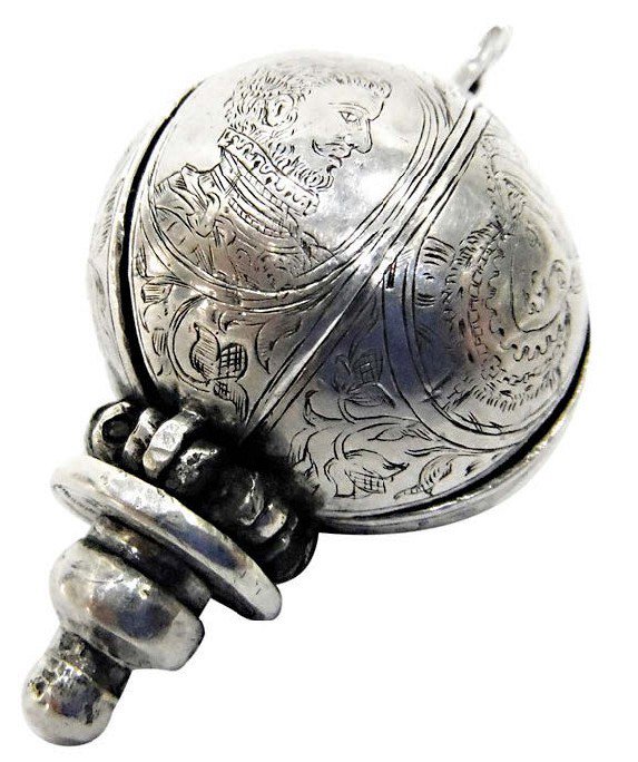 AlmanacAntiques's tweet photo. Although people wore #pomanders to ward off bad odors, they often contained fragrant #herbs and were an early form of #aromatherapy.
https://t.co/yRzyKVS8K8 https://t.co/hSdWb8i6Fz