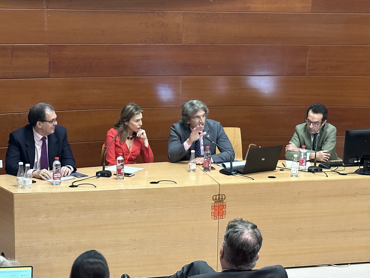 CarmenVarelaAlv's tweet photo. Recién llegada de Murcia, no puedo más que felicitar a @ICAMURoficial, la Sección de DIP del mismo, @lopezmuelasv @sergiomarcop Kasia, @ACCURSIO_DIP etc .. por las magníficas jornadas de derecho internacional de familia y privado organizadas los pasados 16 a 18 de octubre https://t.co/rCMDZEGq07