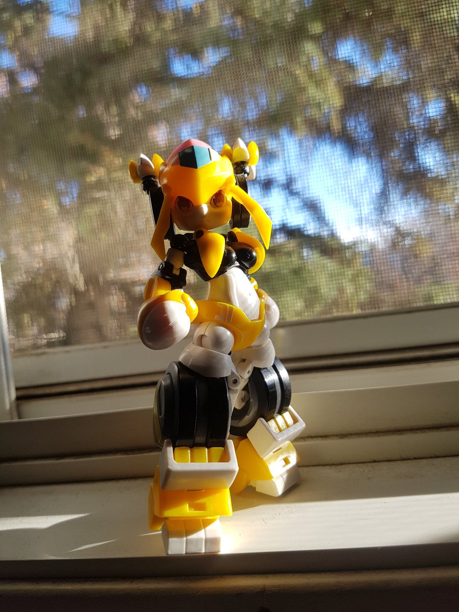 TheLocalBard's tweet photo. Yeah she's gonna be a desk fixture now. At least she's a fun toy!
#BigFirebirdToy #MagicHenshin #Thunderlight #RobotGirls #ToyPhotography @Phoenix_BFB https://t.co/MiZzCyQUDT