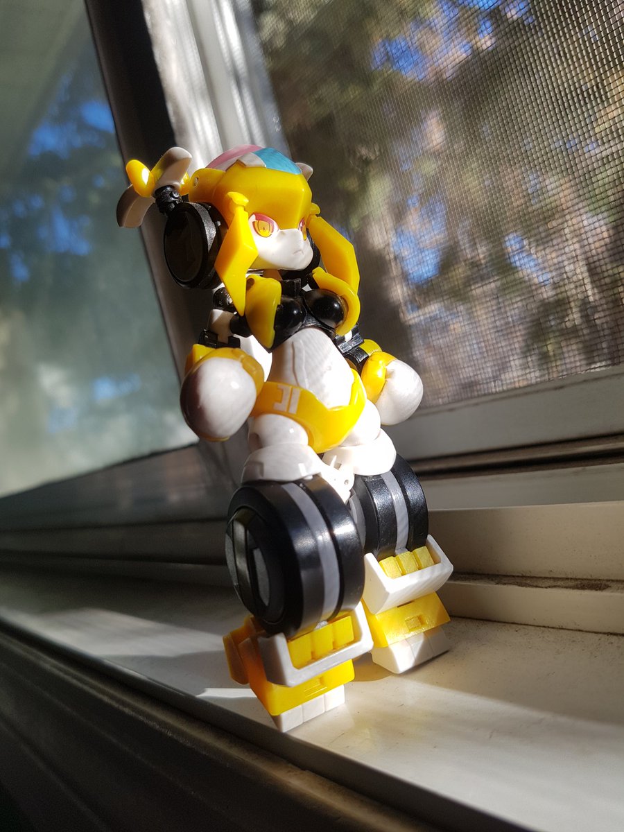 TheLocalBard's tweet photo. Yeah she's gonna be a desk fixture now. At least she's a fun toy!
#BigFirebirdToy #MagicHenshin #Thunderlight #RobotGirls #ToyPhotography @Phoenix_BFB https://t.co/MiZzCyQUDT