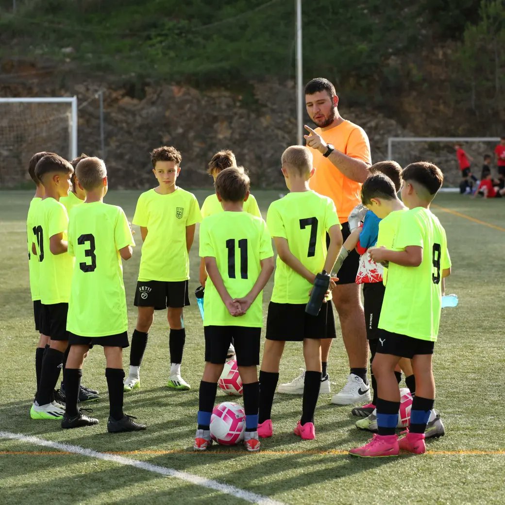 Mi gran premio en el mundo del fútbol será que el dia de mañana todos los jugadores que he podido entrenar alguna vez y todas las personas que he ido conociendo durante mi camino como entrenador, me quieran saludar cuando se crucen conmigo y los pueda mirar a los ojos.