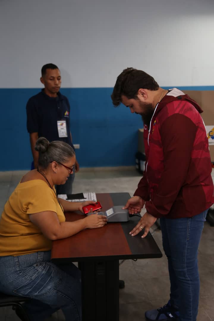PartidoPSUV's tweet photo. Ernesto Luna destaca participación del pueblo monaguense en simulacro electoral https://t.co/t6lXrNeLWC
#SimulacroElectoral https://t.co/w5HNOjpEX3